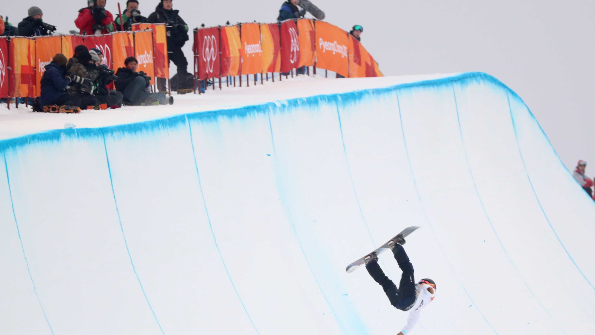 Japonês sofre queda feia no snowboard e deixa pista imobilizado; veja