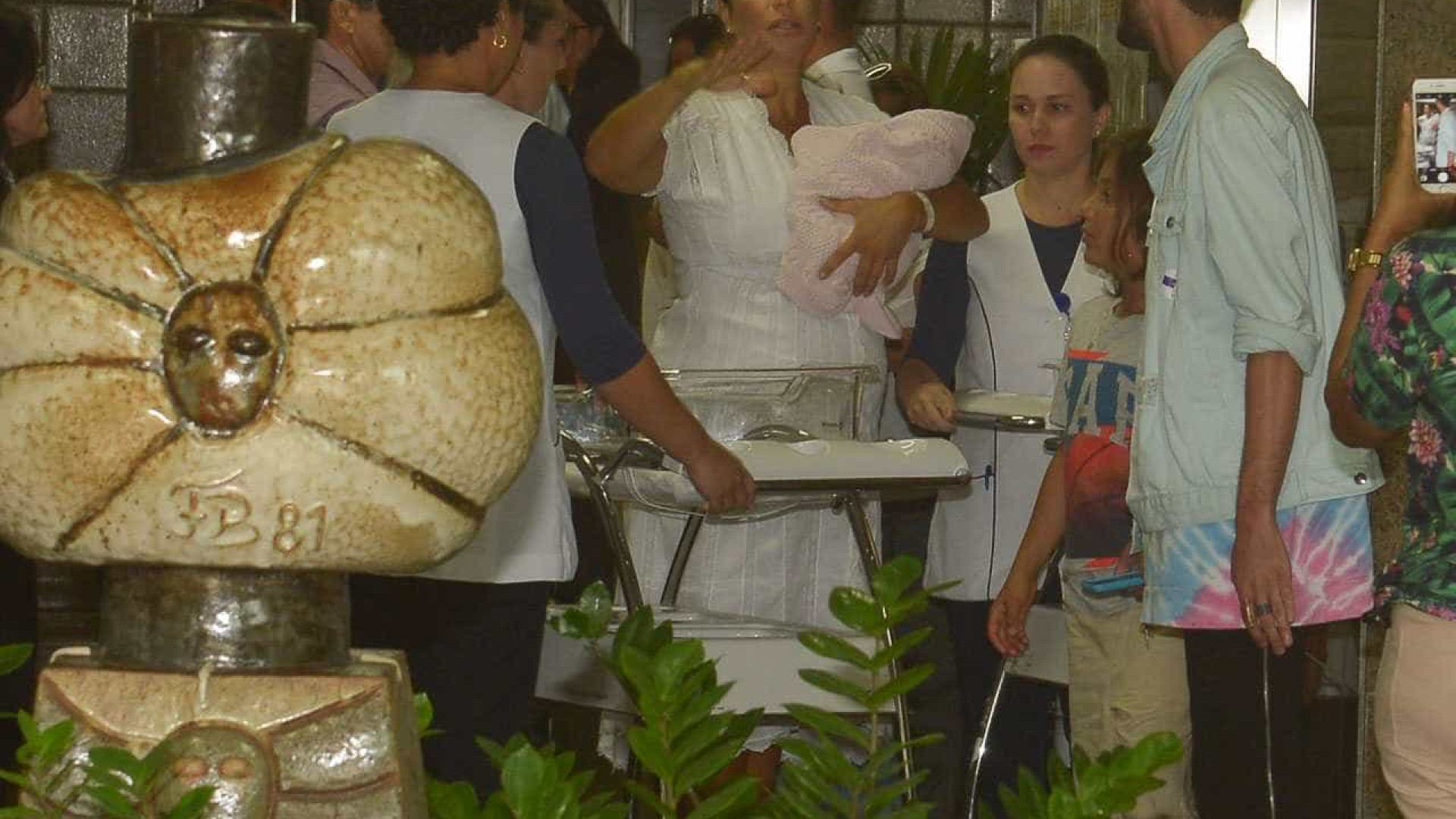 Ivete deixa hospital em Salvador com as filhas gêmeas