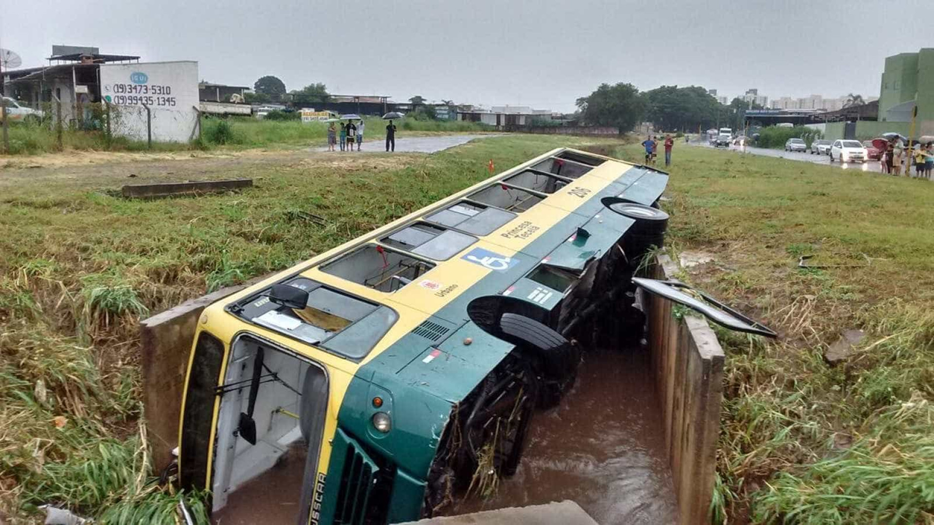 Ônibus com 15 pessoas é arrastado a córrego durante alagamento