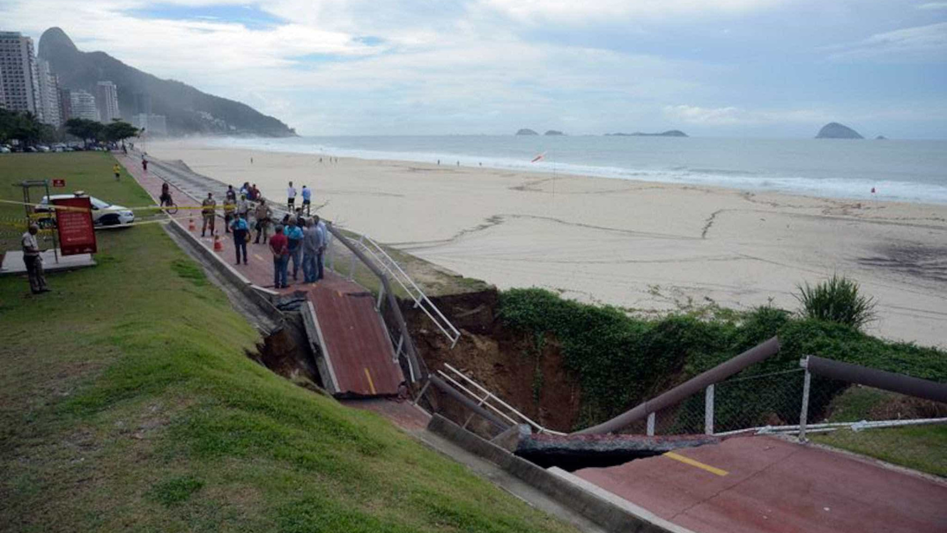 Prefeitura do Rio demora a interditar ciclovia que caiu após temporal
