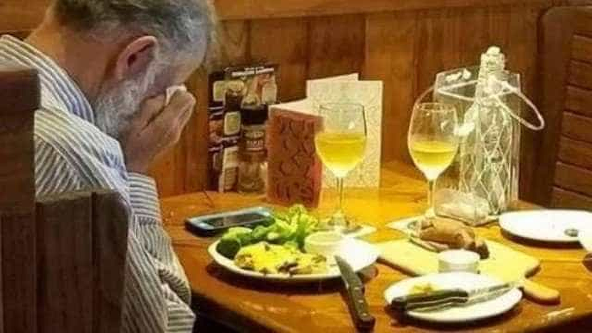 Comovente: viúvo janta com as cinzas da esposa no Dia dos Namorados
