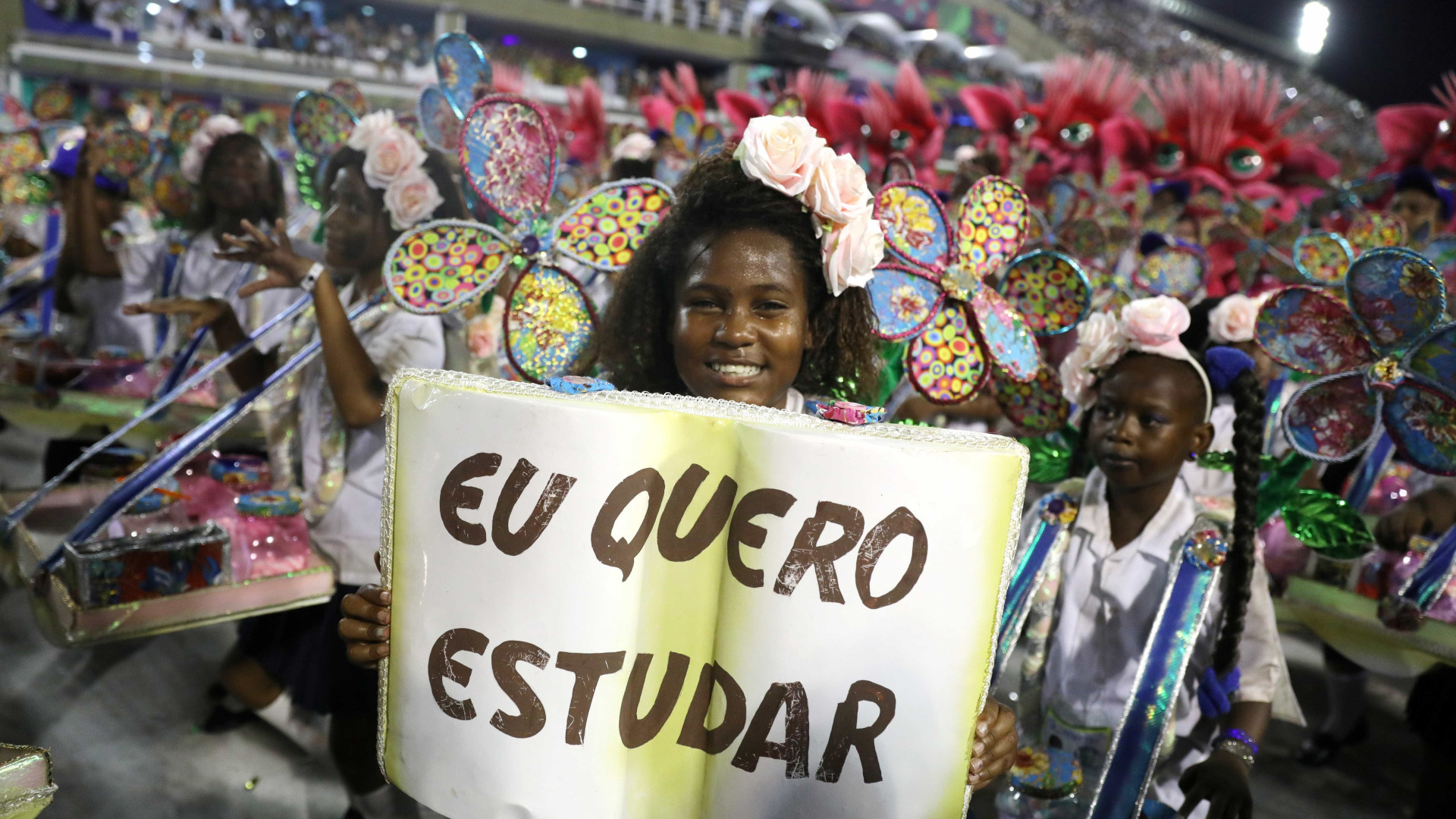 Protestos voltam à Sapucaí em desfile das campeãs