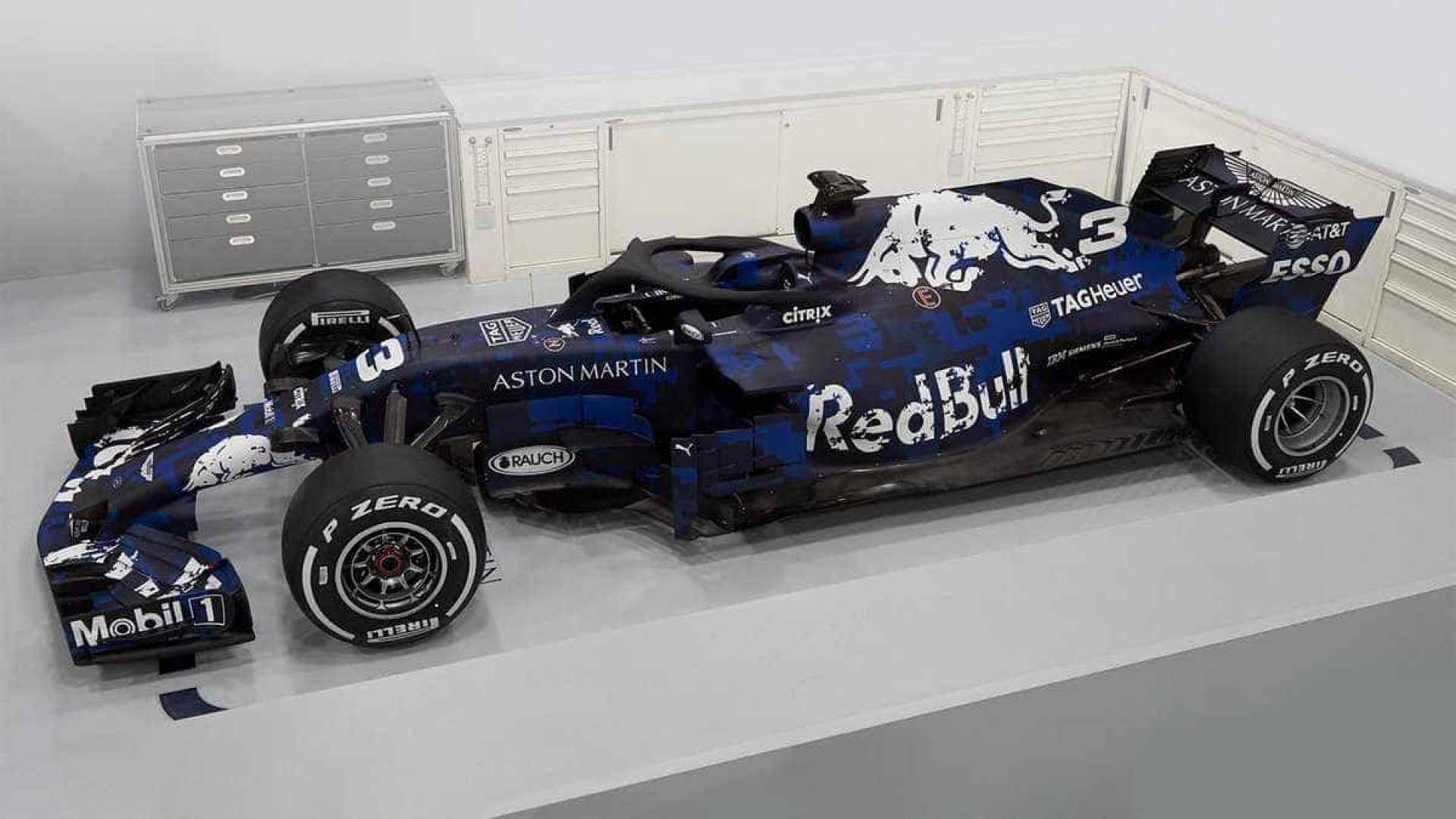 Red Bull apresenta carro de 2018 com pintura especial provisória