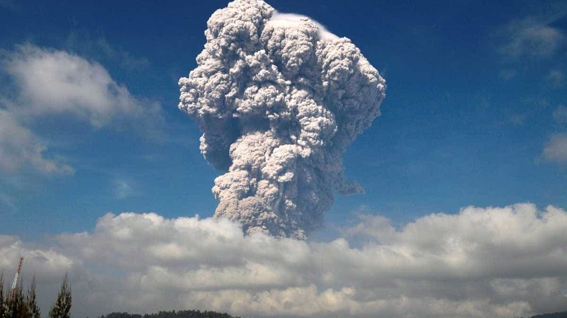 Vulcão entra em erupção na Indonésia e gera alerta vermelho