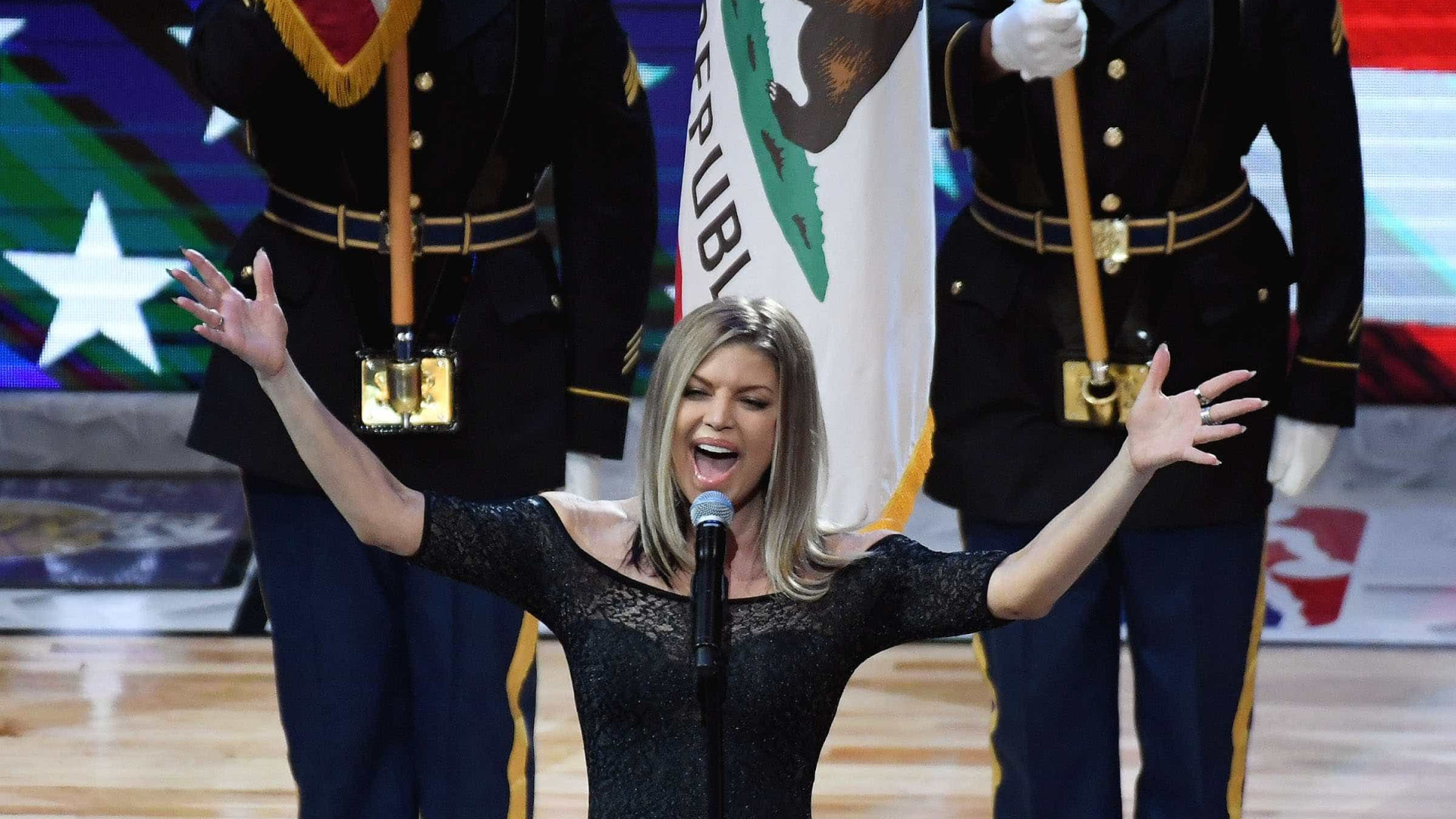 Fergie é criticada após cantar hino dos Estados Unidos: 'sensualizou'