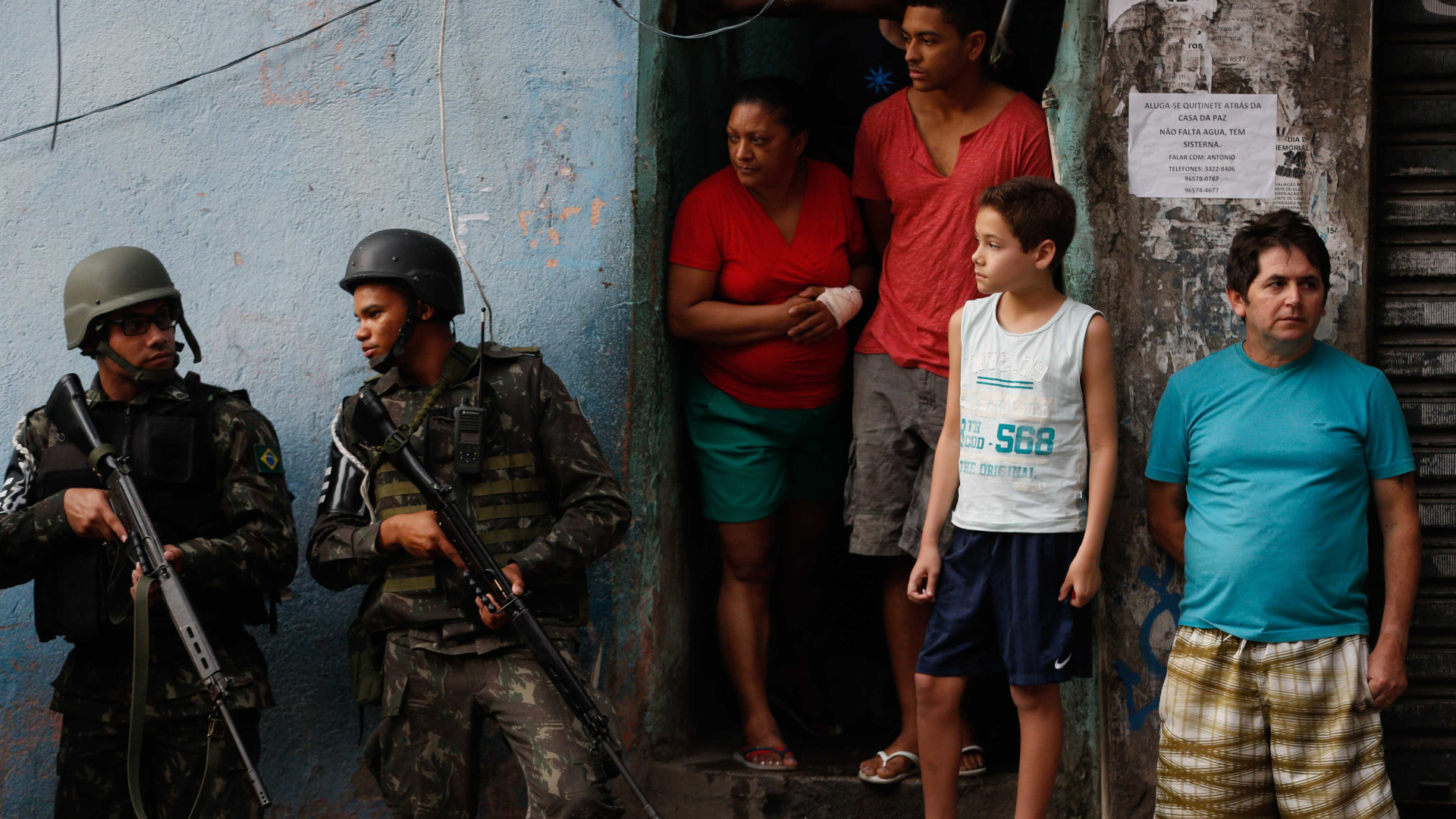 Moradores reagem à primeira ação da intervenção militar no Rio