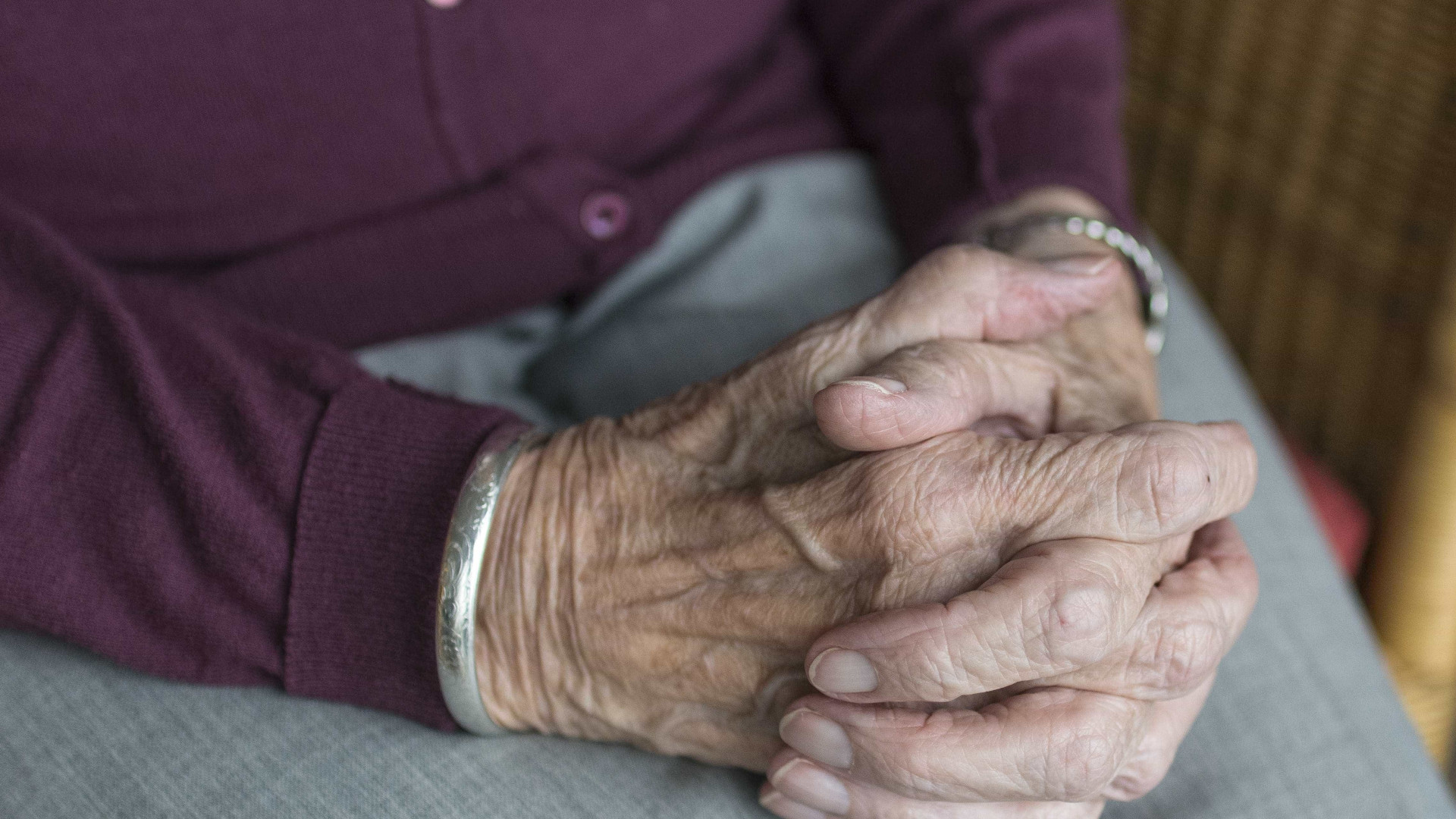 Idosa de 99 anos é encontra amarrada, ferida e nua dentro de casa