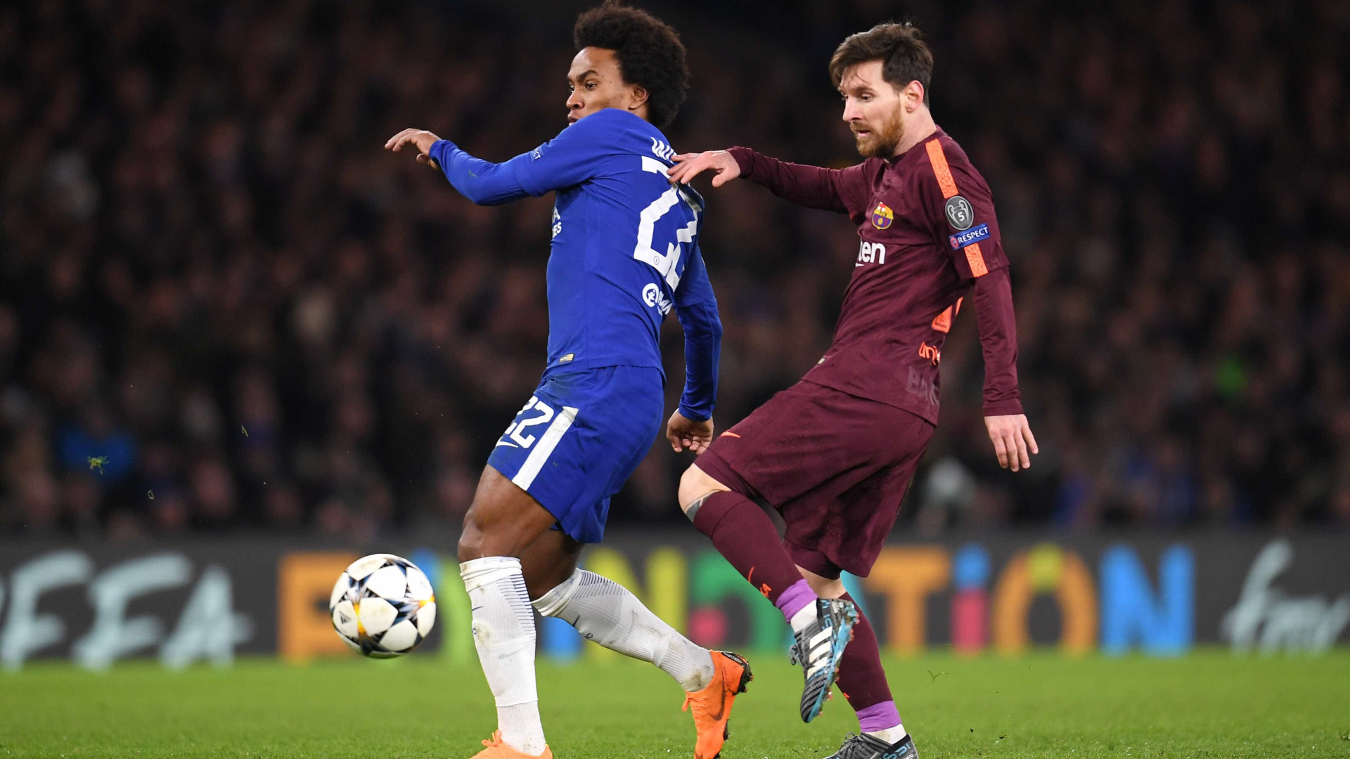 Willian dá show, mas Messi salva o Barça de derrota contra o Chelsea