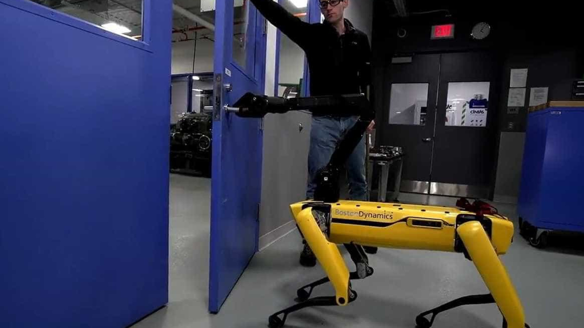Em vídeo, robô tenta abrir porta enquanto é 'maltratado' por cientista