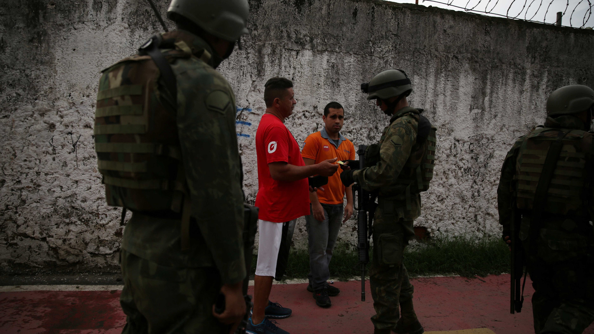 Moradores de comunidades passam por cadastramento do Exército