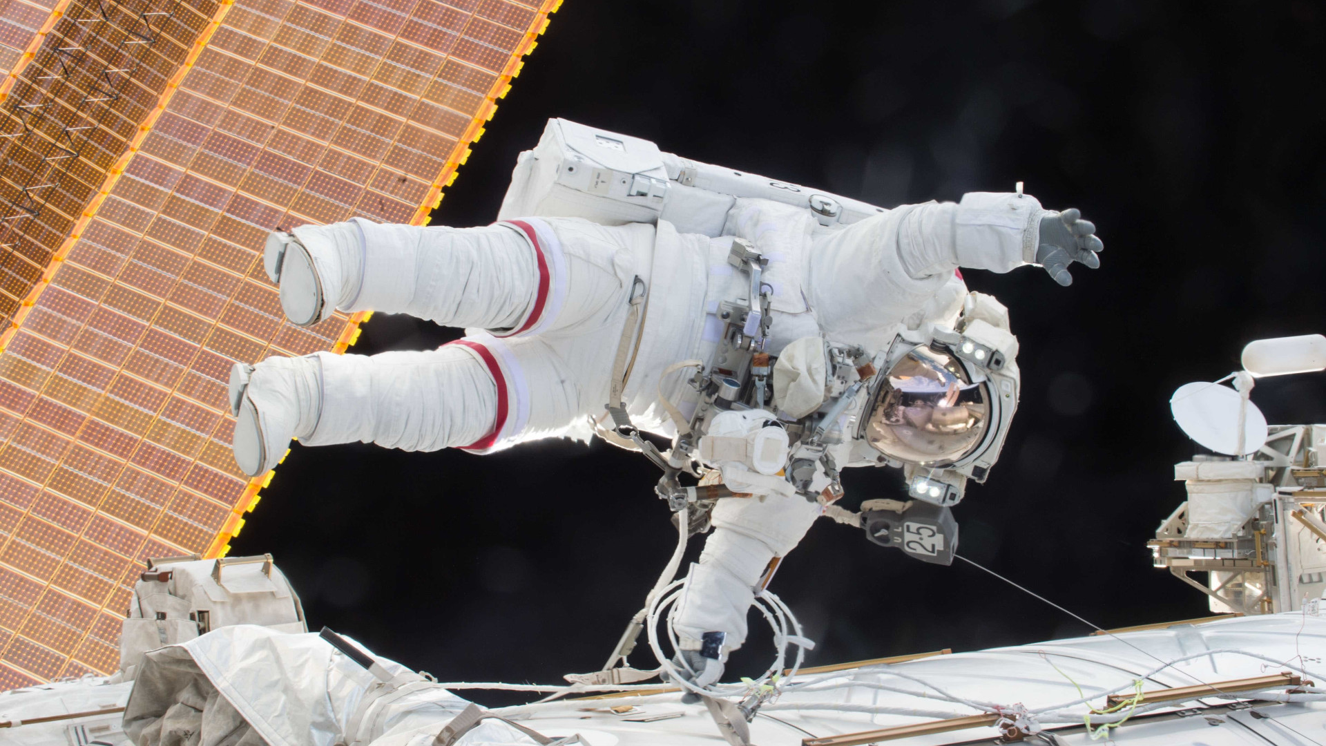 Fralda espacial? NASA quer criar traje com banheiro incluído