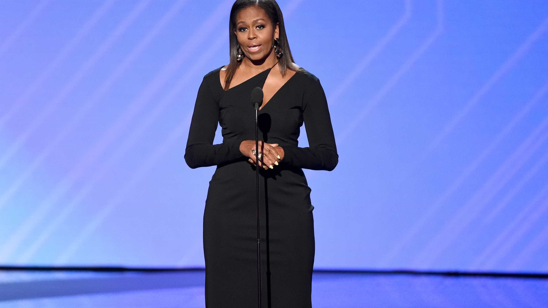 Michelle Obama lança livro de memórias com revelações