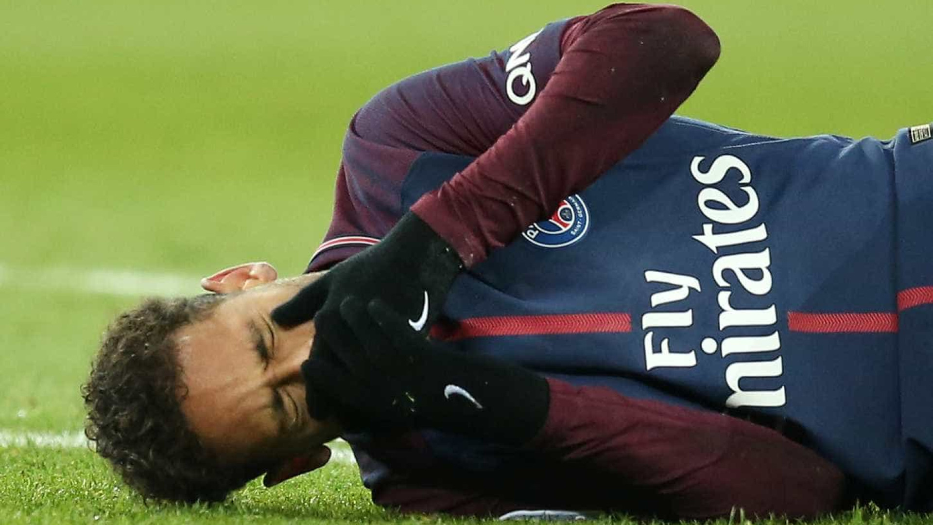 Neymar se machuca em jogo do PSG e deixa o gramado chorando; veja
