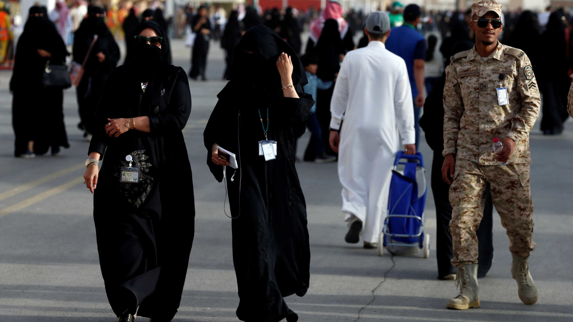 Mulheres da Arábia Saudita poderão se alistar no Exército
