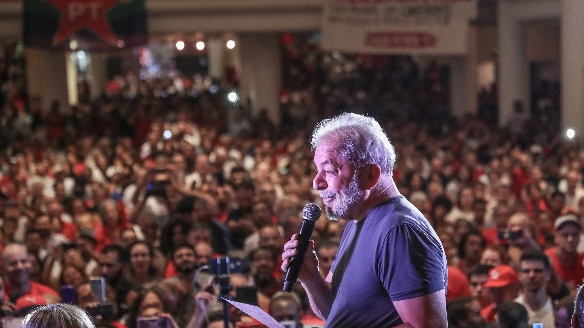 'Sou um democrata, nem aprender a atirar eu aprendi', diz Lula em livro