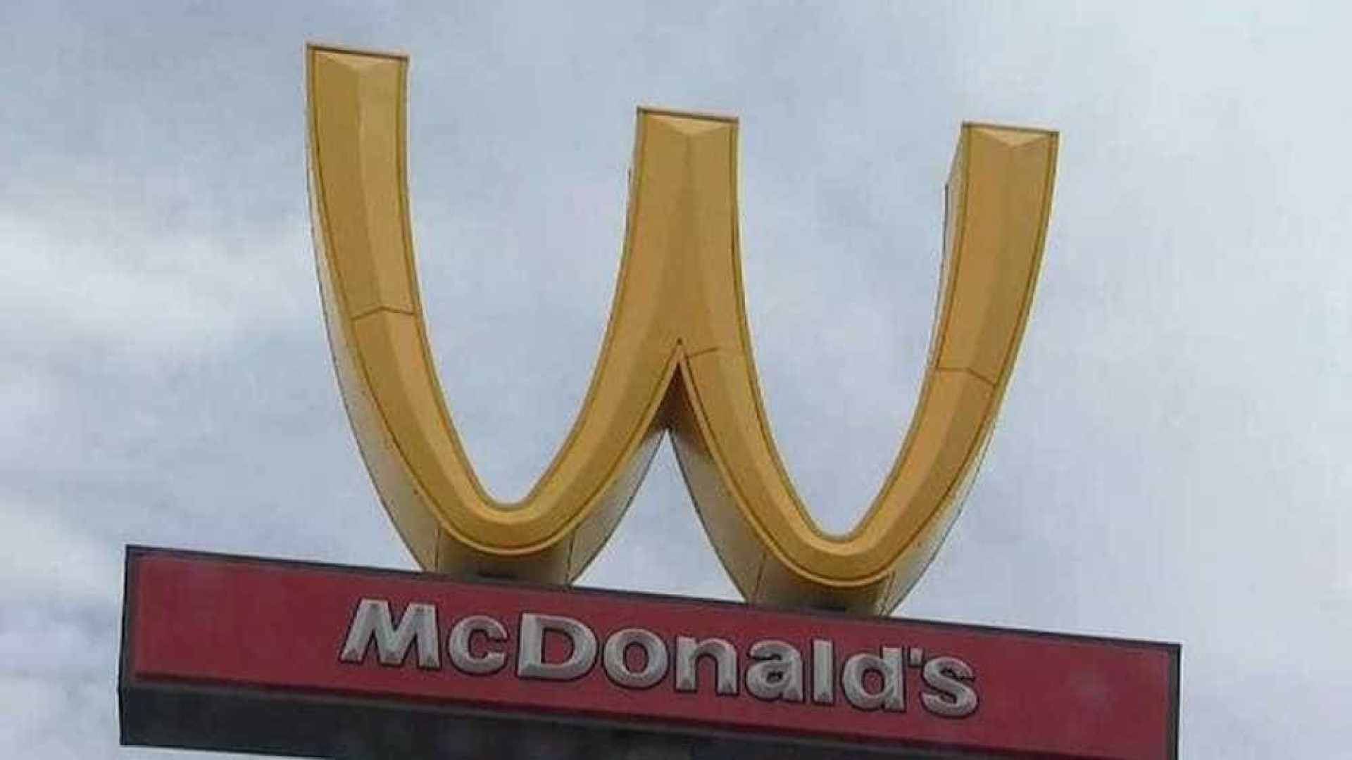 McDonald's homenageia as mulheres e inverte logotipo