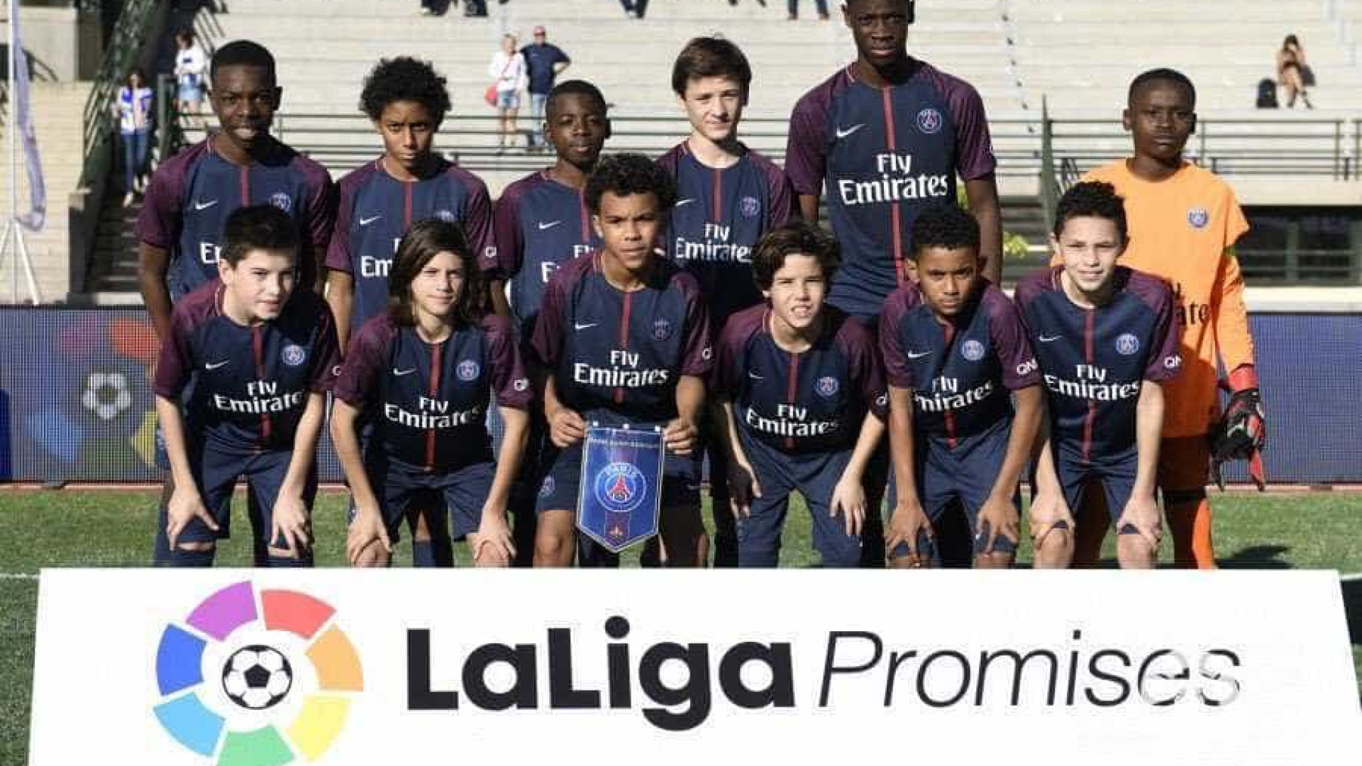 Com 12 anos e 1m90, zagueiro do PSG é chamado de âfenômenoâ