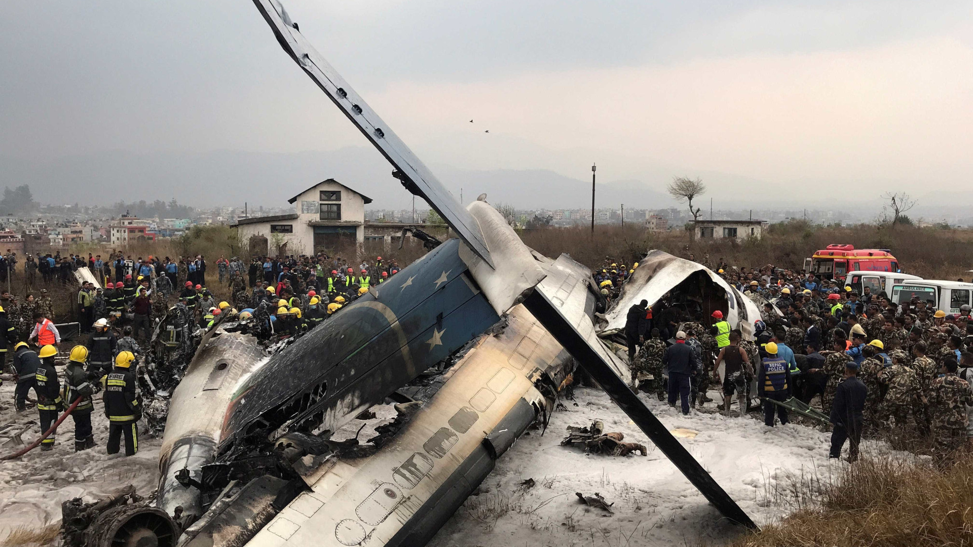 Queda de avião mata ao menos 50 pessoas no Nepal