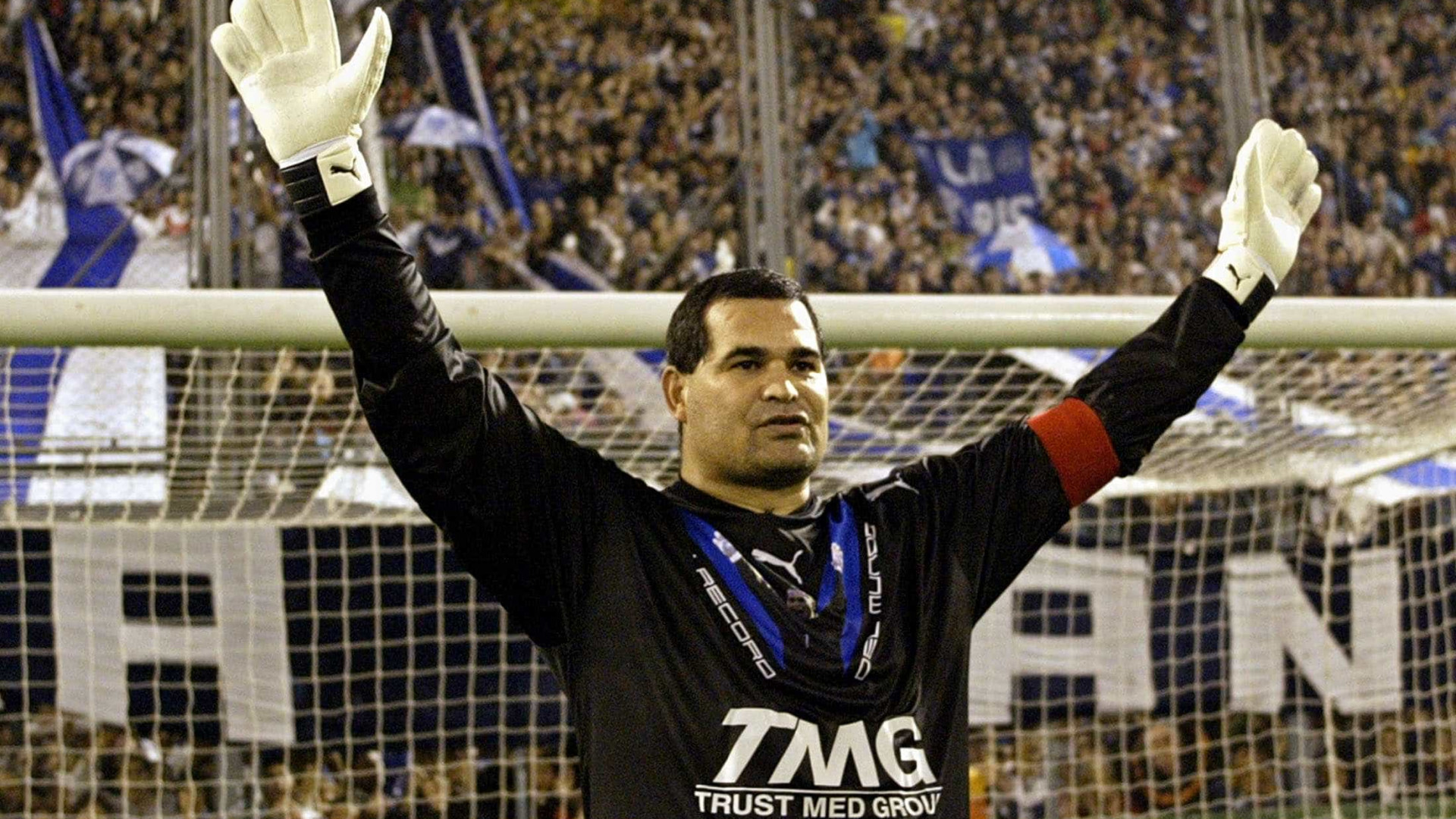 Ex-goleiro Chilavert explica o porquê da cusparada em Roberto Carlos