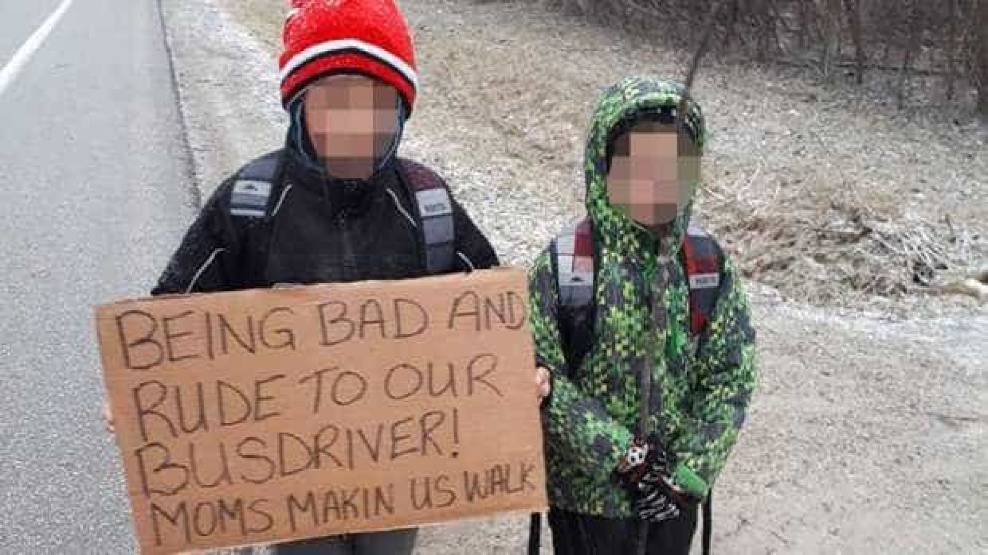 Mãe obriga filhos a caminhar 7 km após insulto à motorista