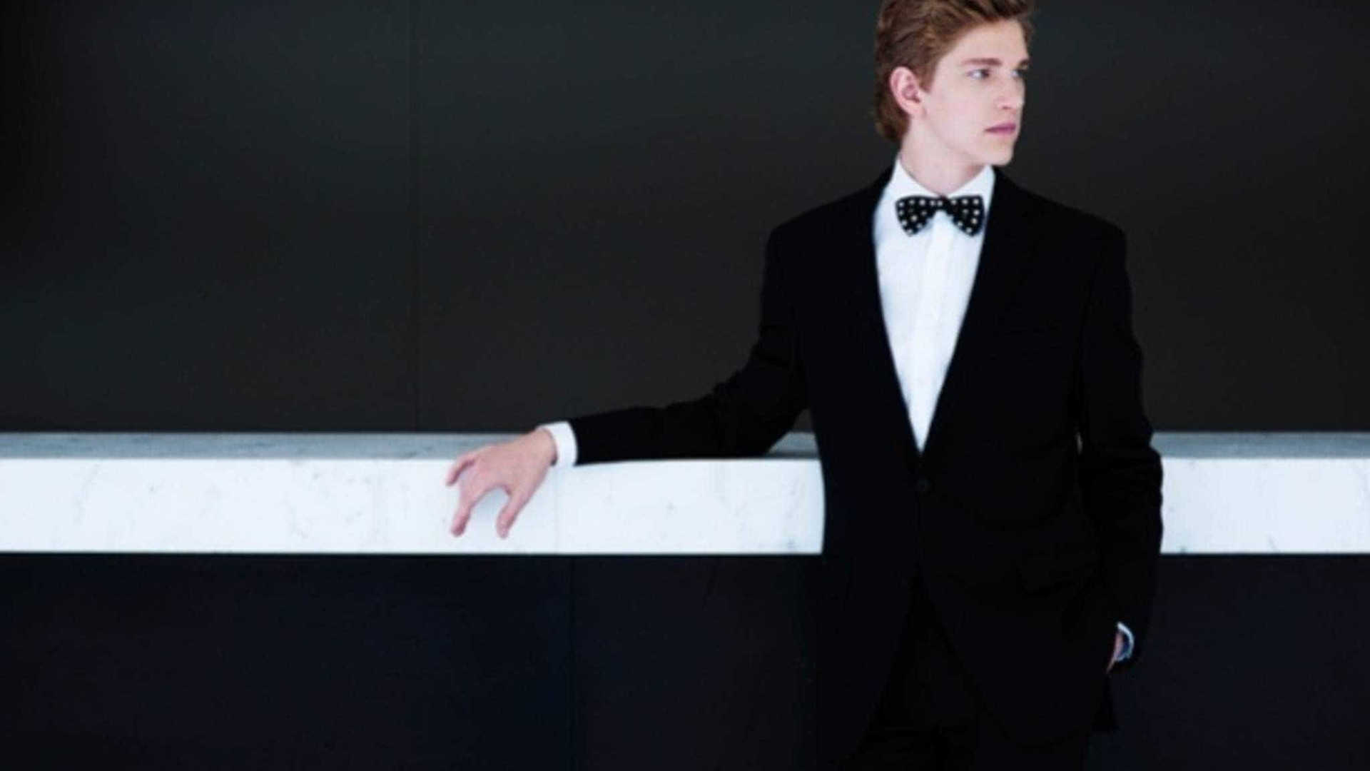 Em recital solo, pianista Jan Lisiecki aborda dualidade da noite