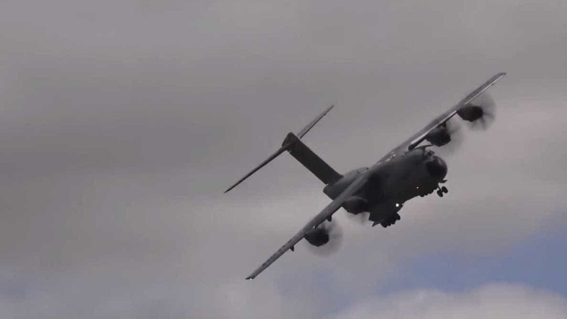 Piloto da força aérea inglesa faz decolagem assustadora