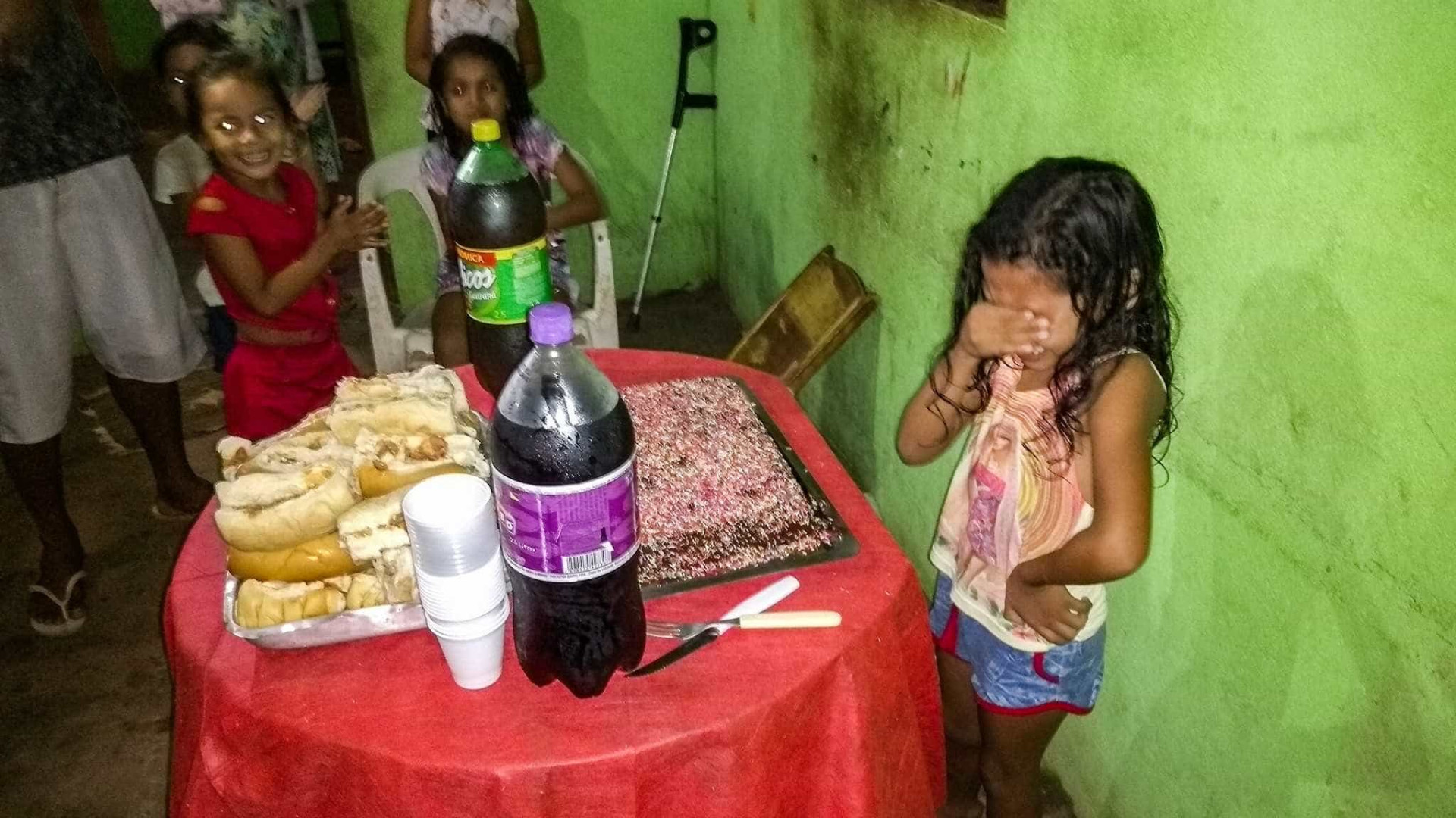 Menina que chorou ao ganhar bolo de aniversário emociona internautas