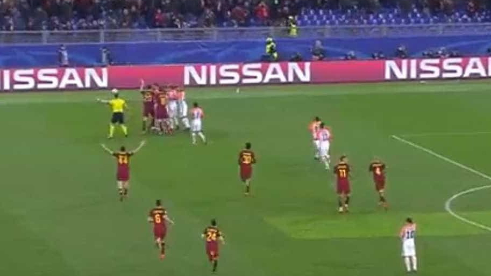 Jogador do Shakhtar agride gandula e provoca confusão no campo