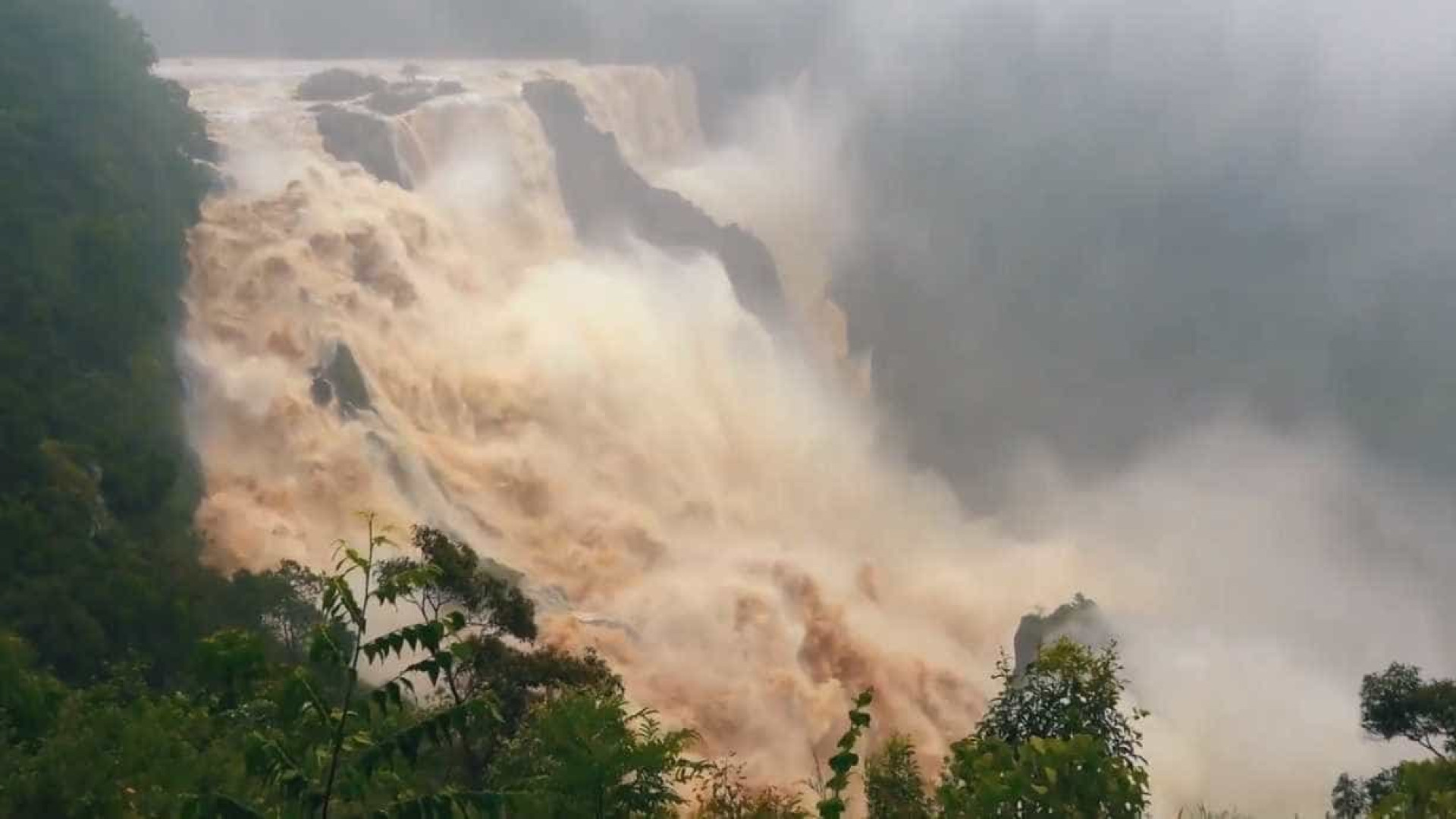 Drone capta imagens impressionantes de cascata na Austrália