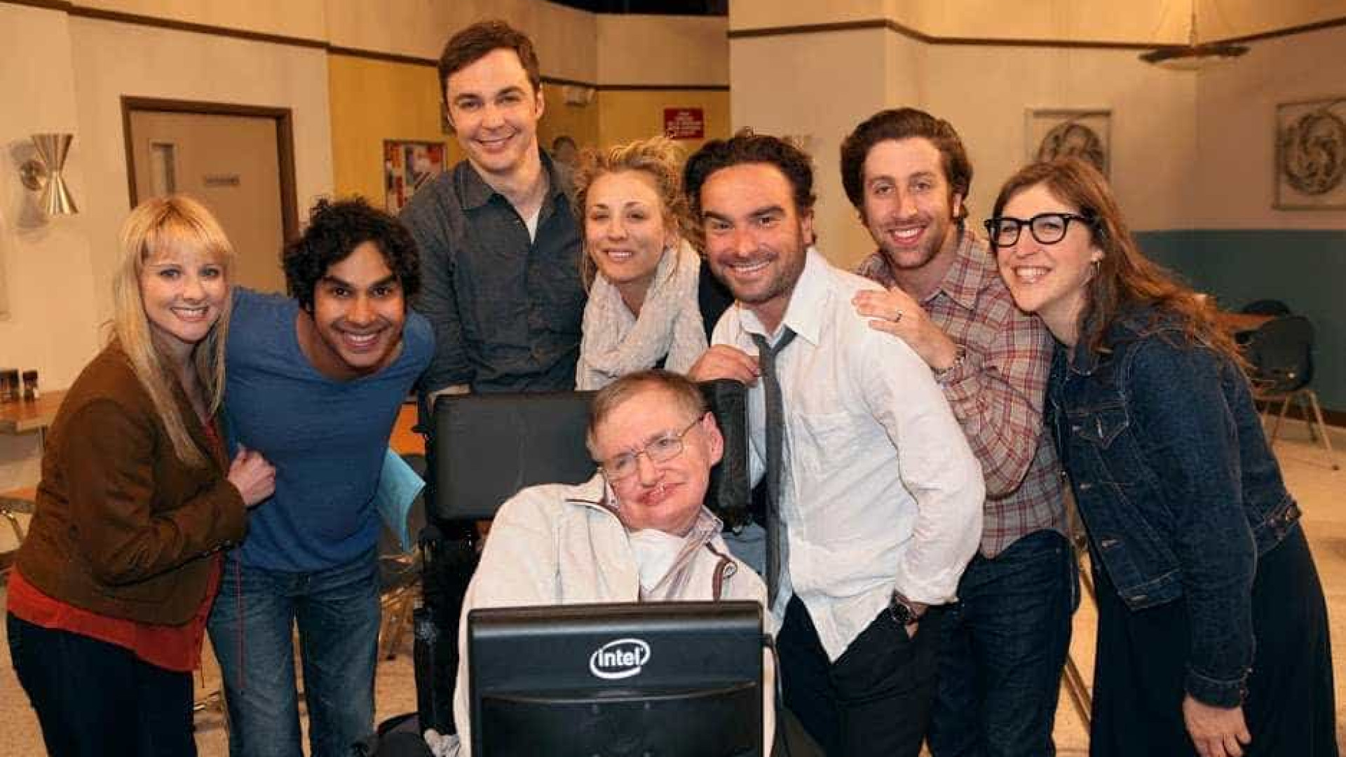 Elenco de 'The Big Bang Theory' homenageia Hawking: 'Foi uma honra'