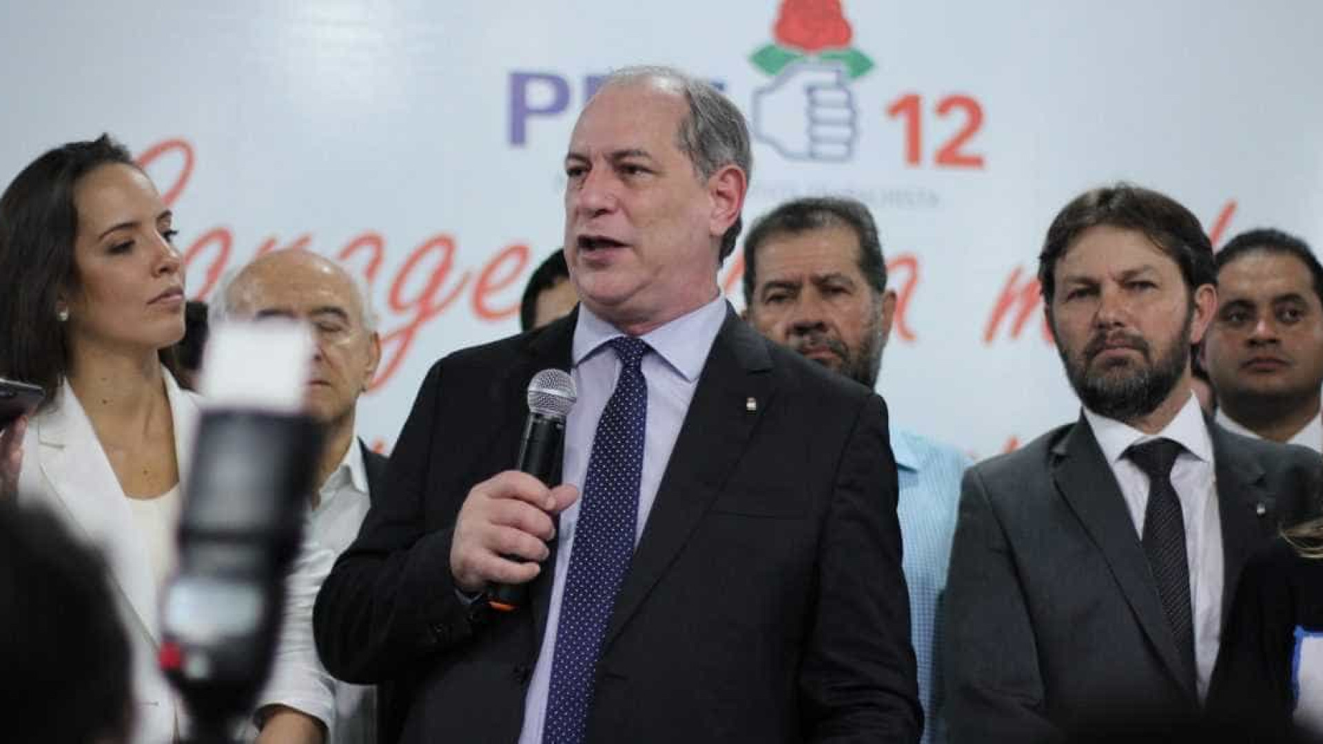 Ciro acena ao PT mas diz que Lula não é preso político