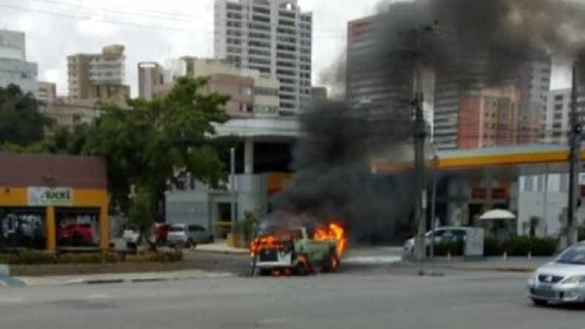 Kombi pega fogo e explode em avenida no centro de Fortaleza; veja