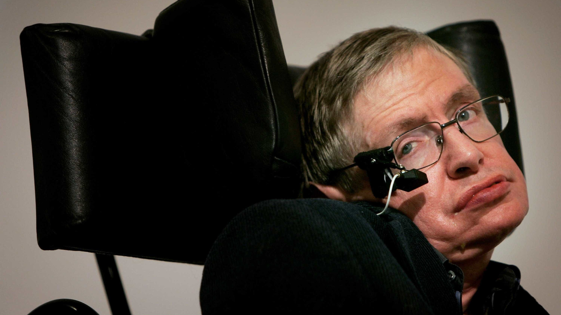 Cinzas de Stephen Hawking serão enterradas ao lado de Isaac Newton