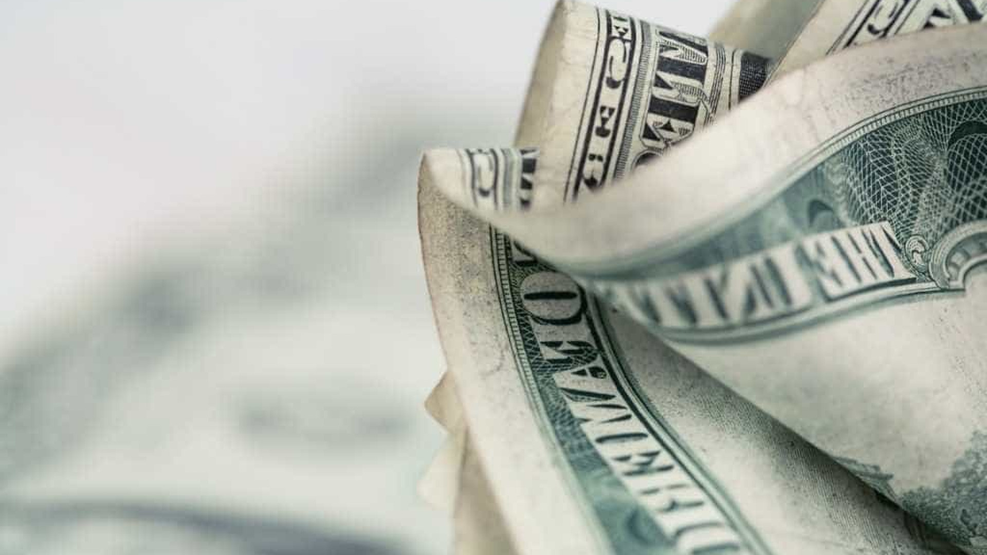 Dólar aproxima-se de R$ 3,31 e fecha no maior valor do ano