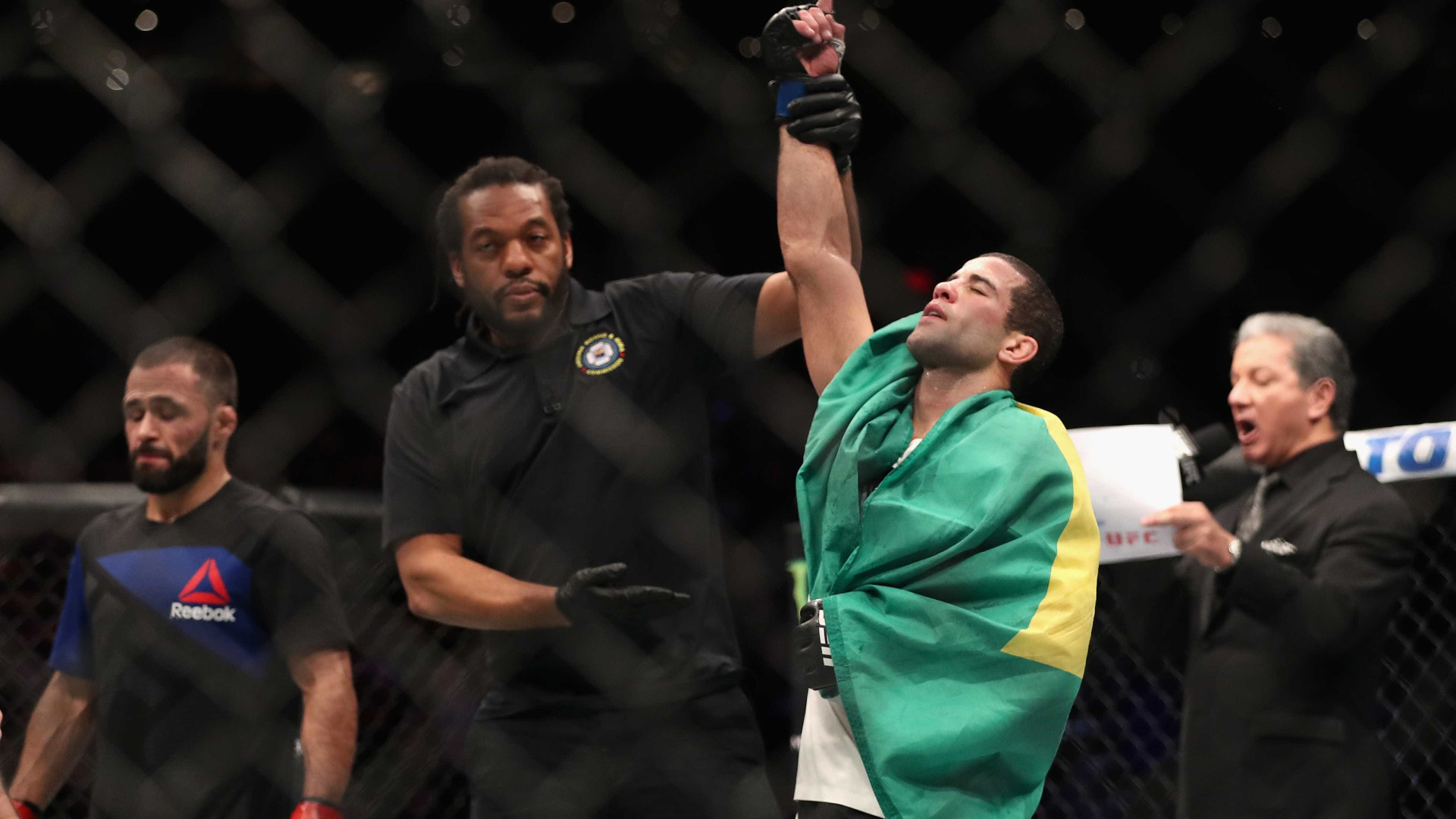 Lutador brasileiro é flagrado no antidoping e está fora de duelo no UFC