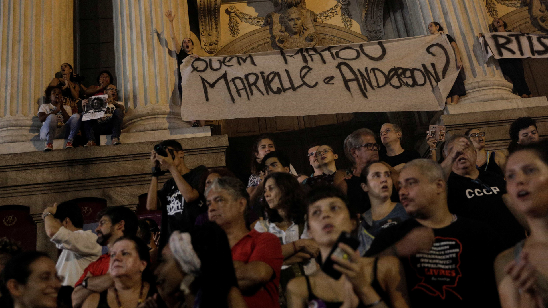 Ato por Marielle e Anderson reúne milhares no centro do Rio