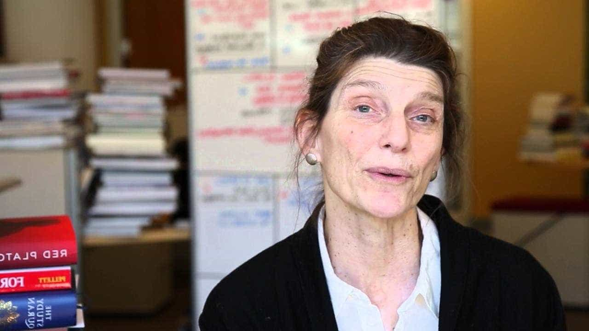 Me reconheço na melhor e na pior mulher, diz escritora Elena Ferrante