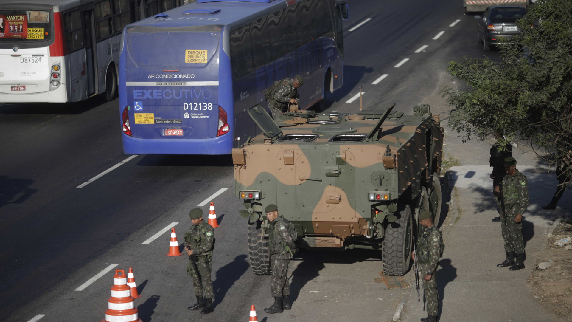 Exército faz operação em rodoviais federais e na avenida Brasil, no Rio