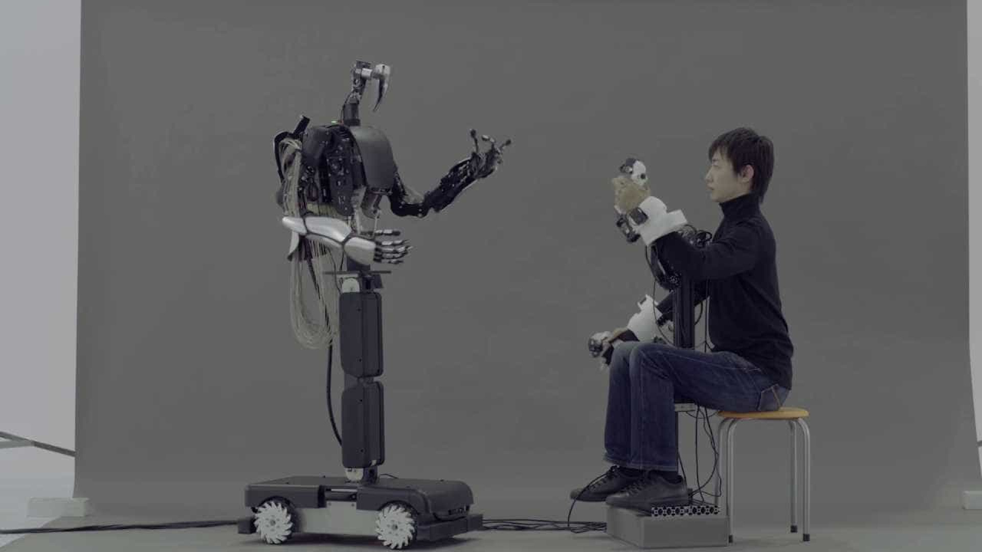 Empresa japonesa apresenta 'robô avatar' em ação