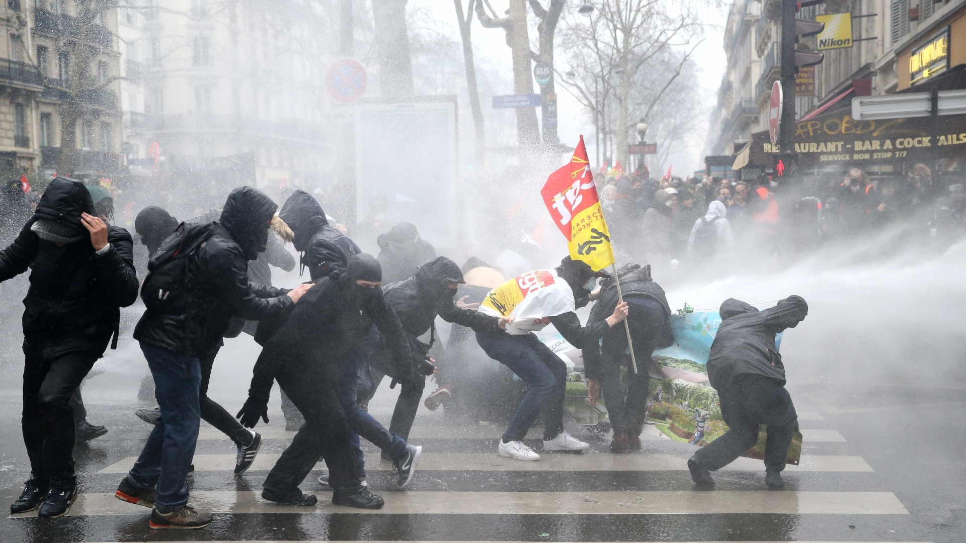 Greve geral contra reformas de Macron paralisa França