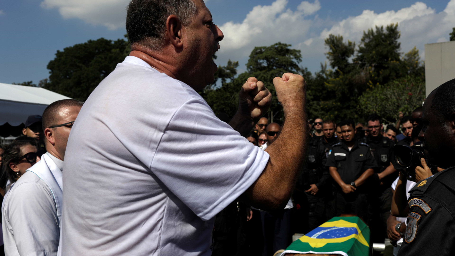 Policiais protestam contra mortes de PMs; Bolsonaro critica Justiça