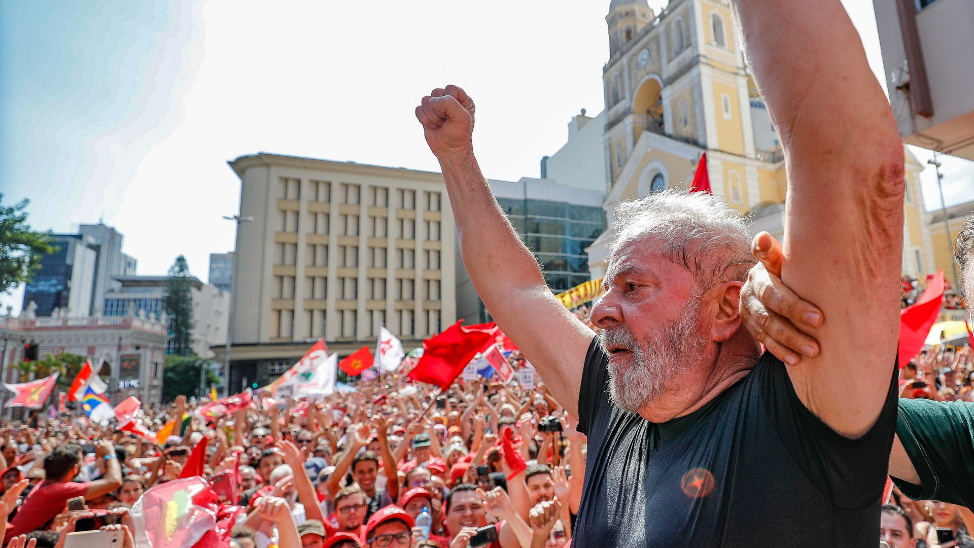 "Não sou homem de correr da briga", diz Lula após ataque à caravana