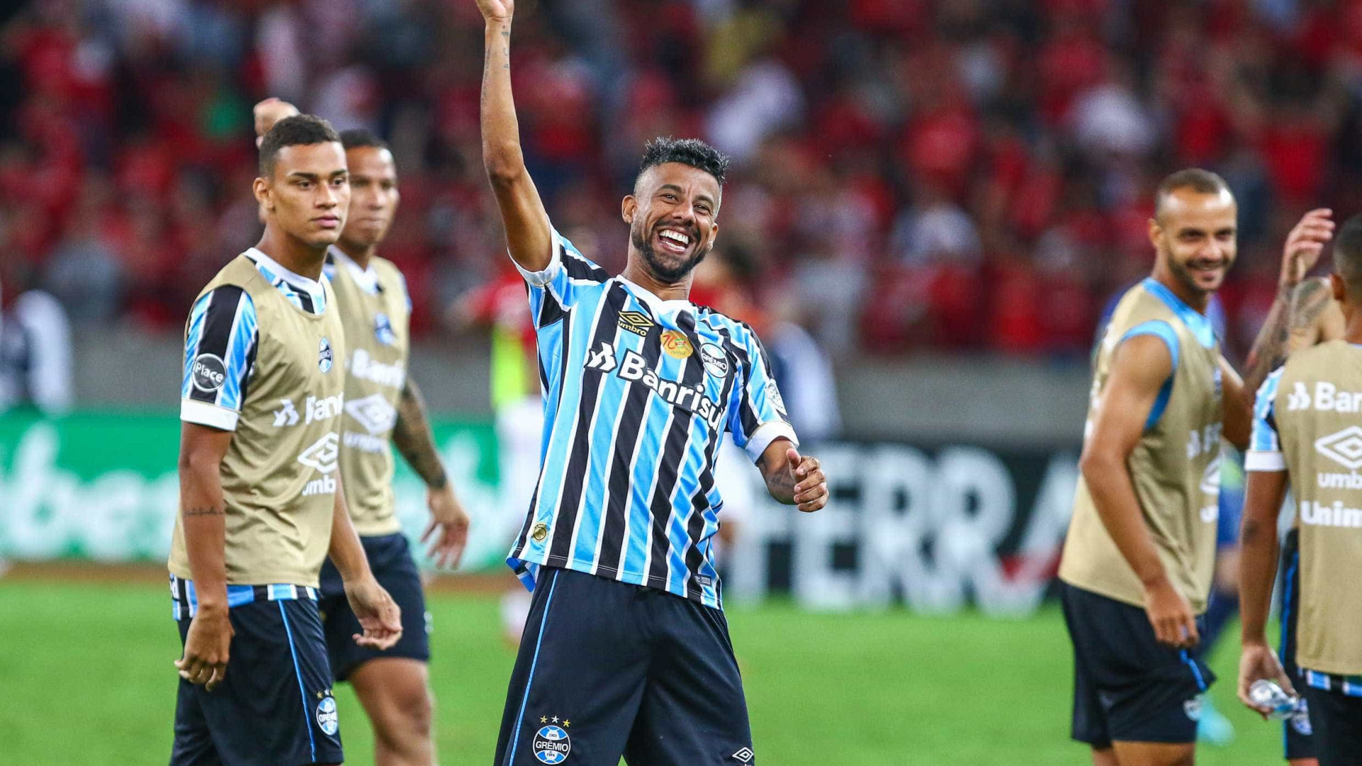 Léo Moura renova contrato com Grêmio até o fim de 2019