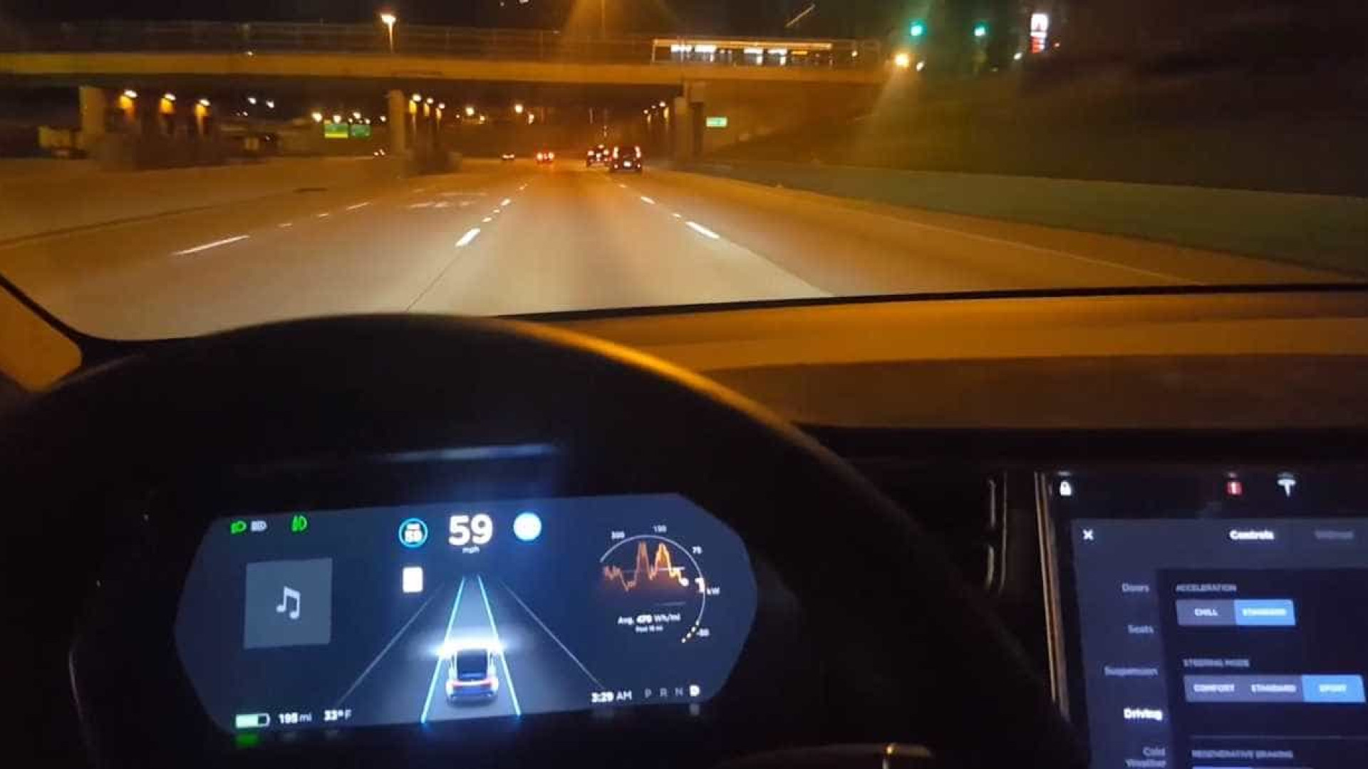 Tesla em piloto automático quase bate em barreira na estrada
