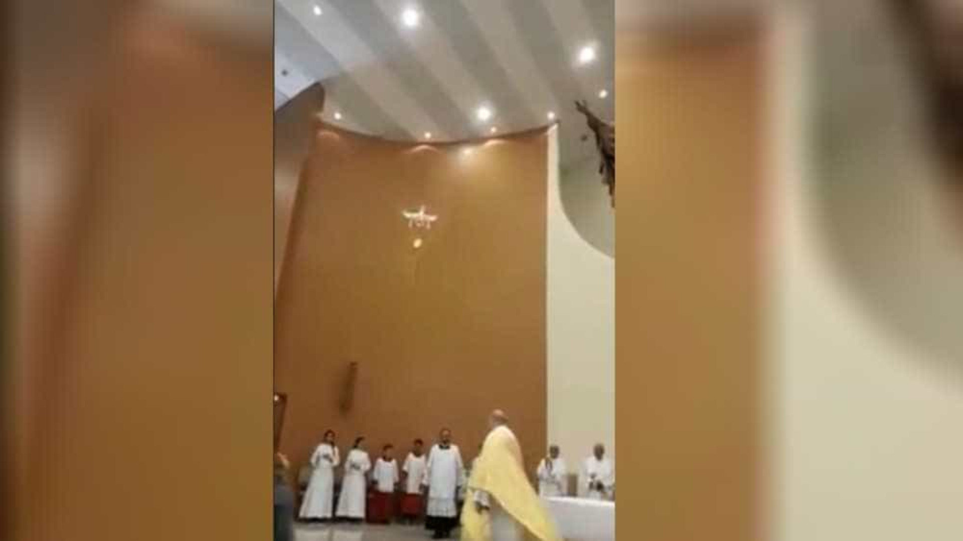 Igreja inova e utiliza drone para levar hóstia ao altar durante missa