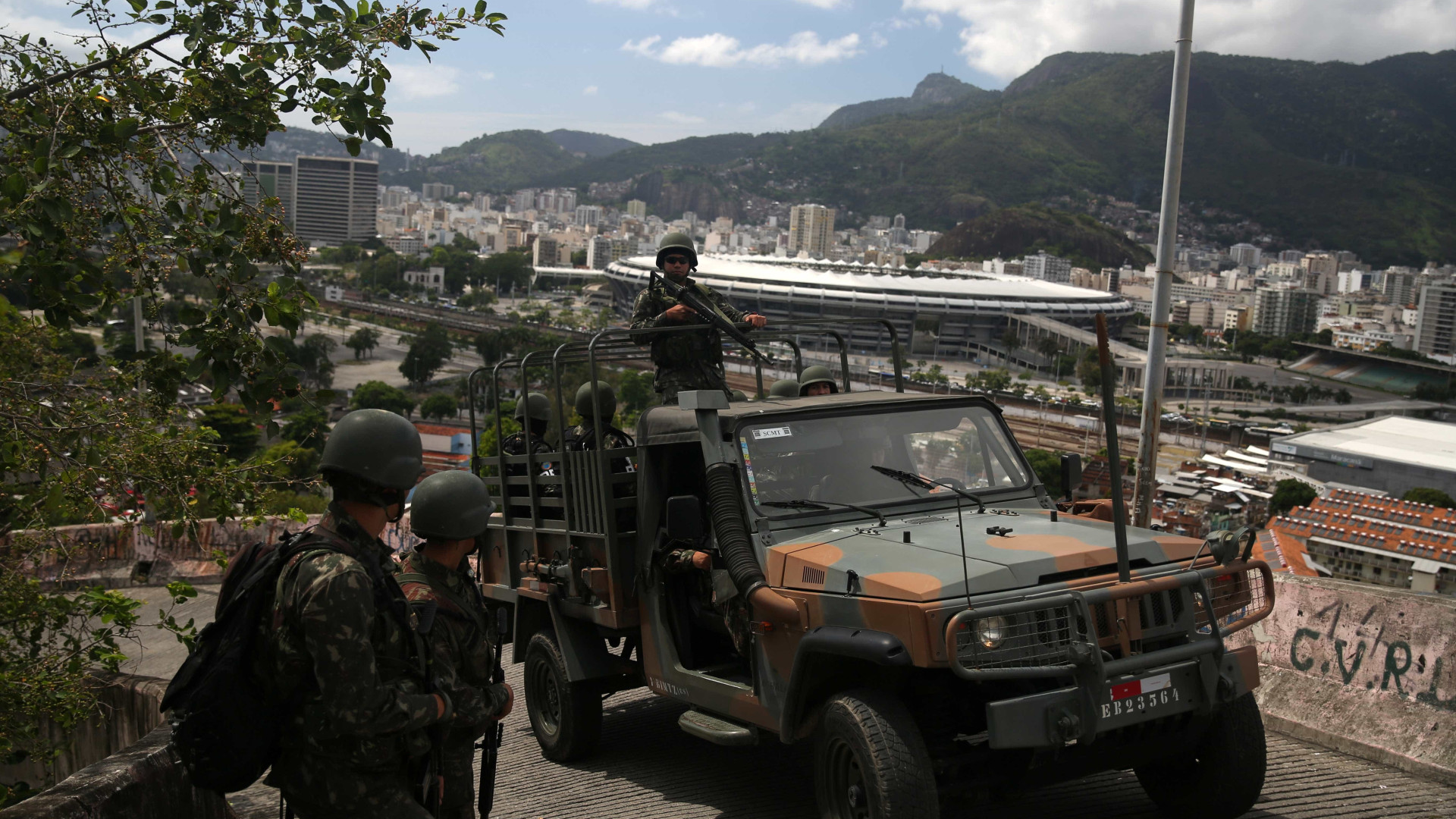 Exército entrega 100 fuzis para batalhão da PM no Rio de Janeiro