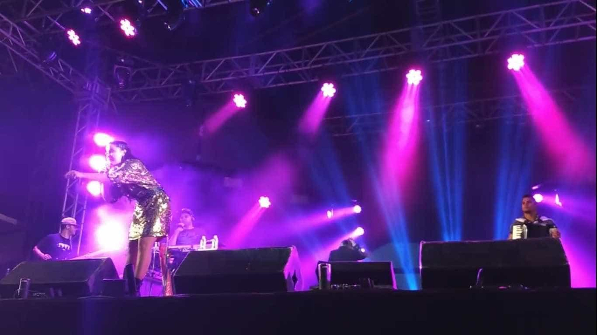 Vídeo: Maiara e Maraisa pedem para mulher se retirar de show