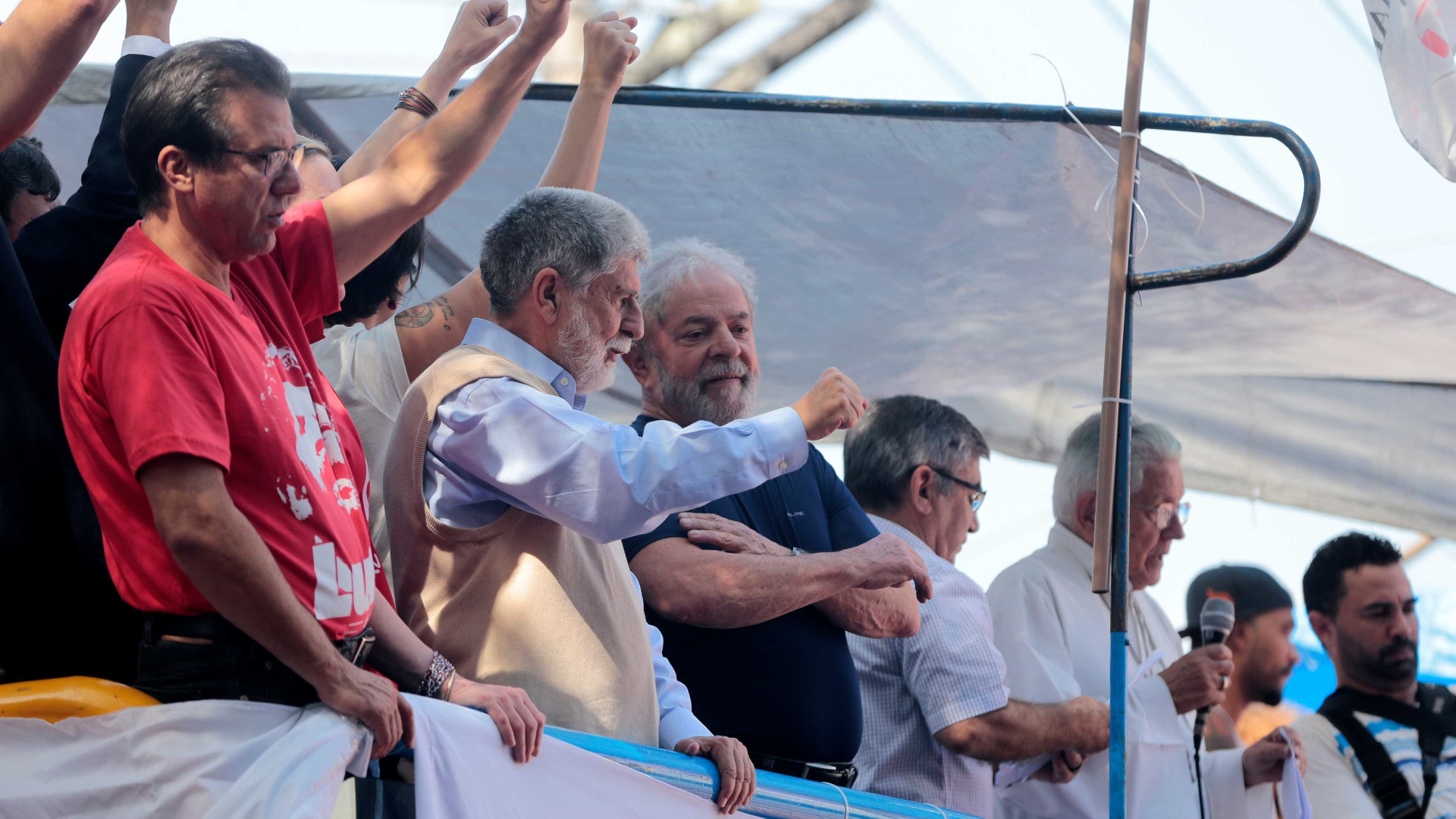 Lula anuncia que vai fazer a vontade da PF e se entregar