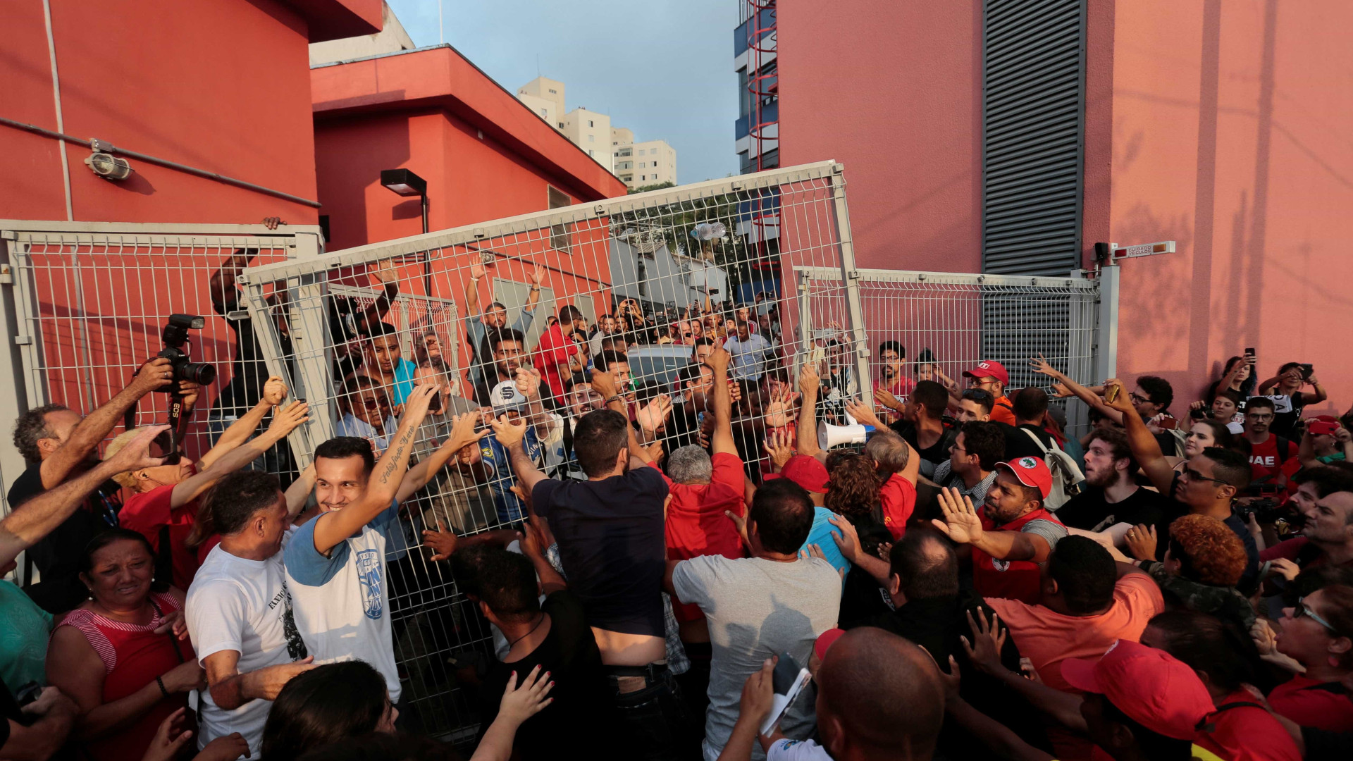 Lula tenta deixar sede de sindicato, mas Ã© impedido por militantes