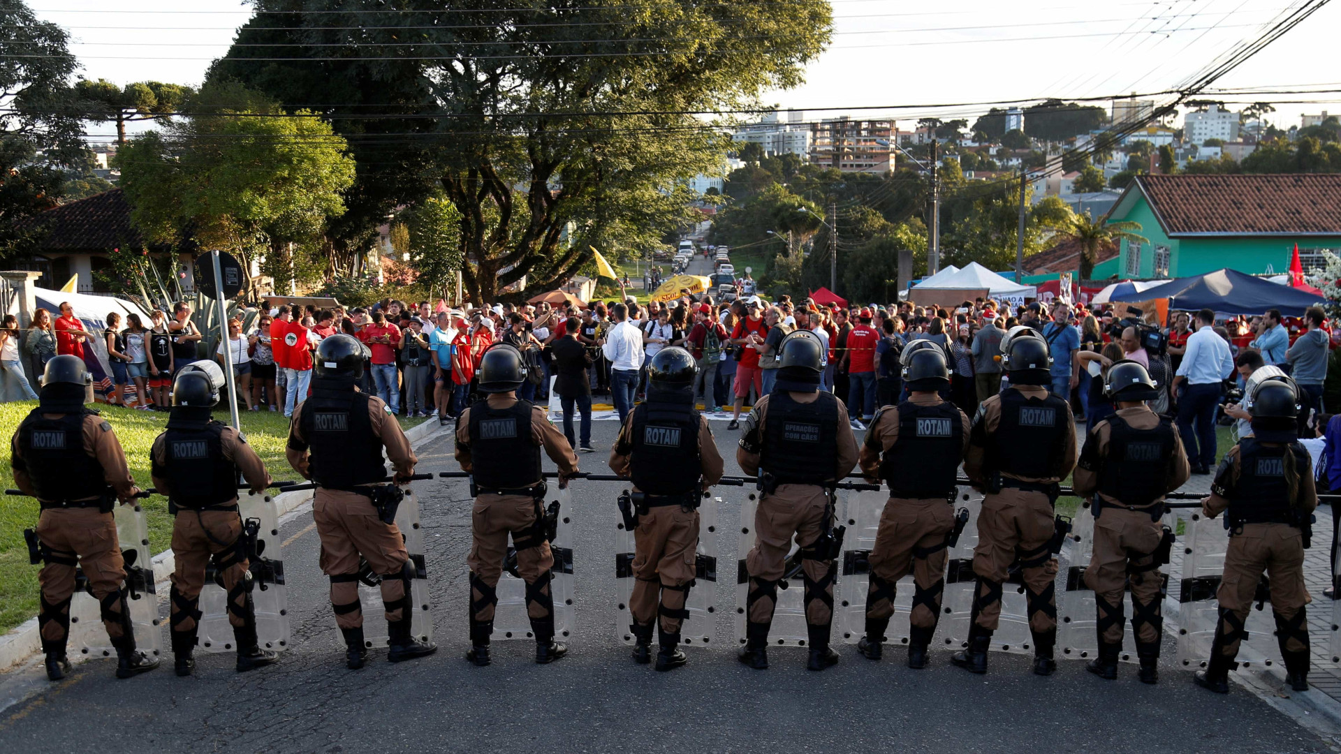 PM: vigÃlia em apoio a Lula em Curitiba reúne de 700 a 1.000 pessoas